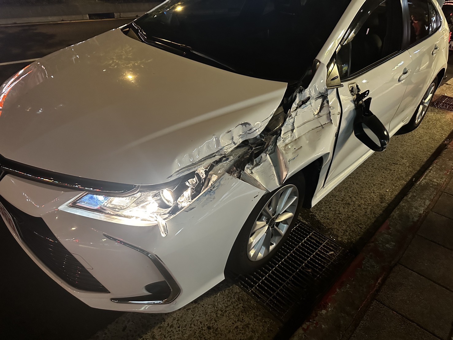 64歲陳姓男子駕駛多元計程車，行經該路段時，自稱因天色昏暗加上車體A柱阻擋視線，不慎追撞前方1輛準備左轉而暫停禮讓對向直行車輛的自小貨車。