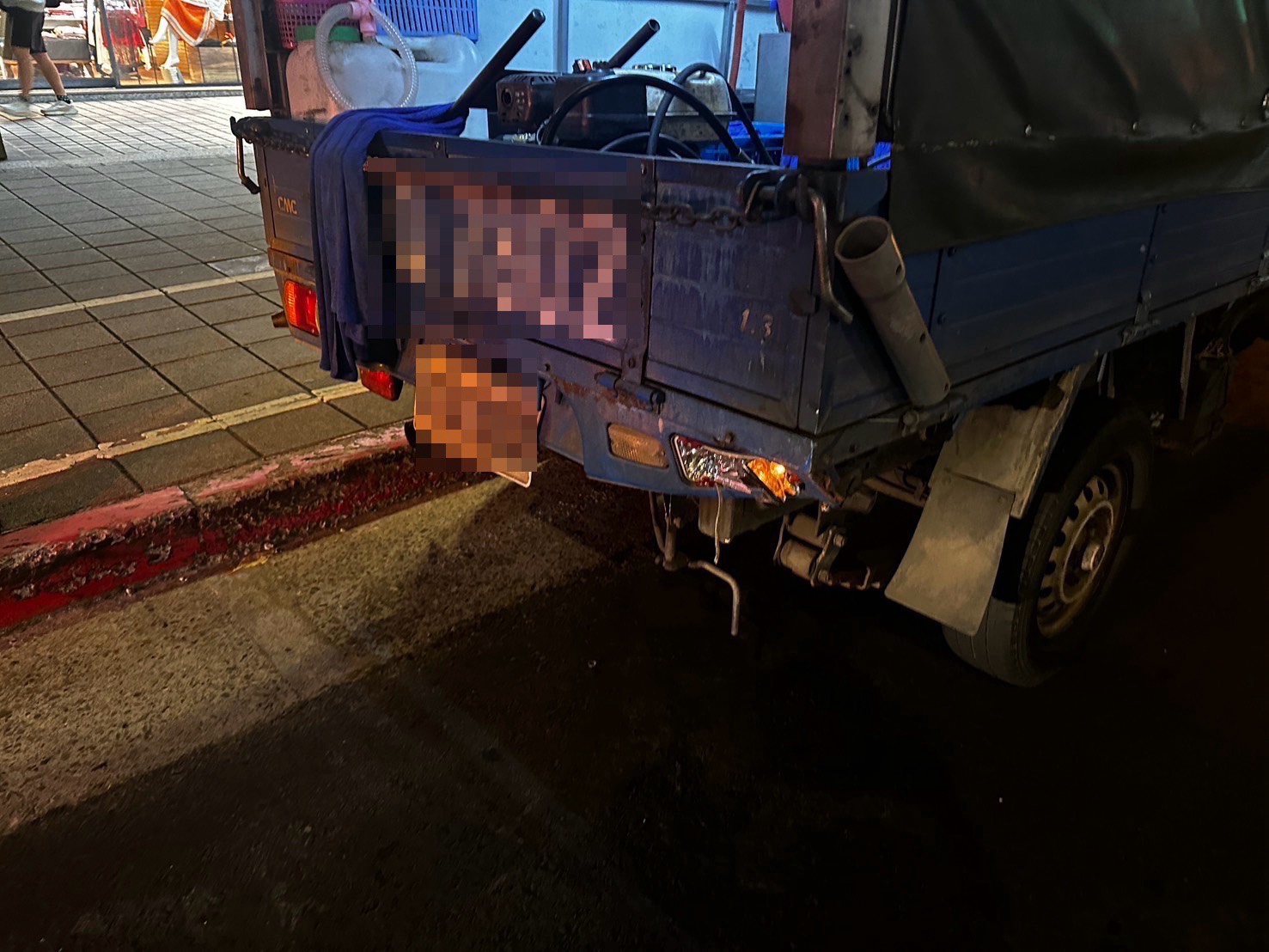 林姓男子駕駛自小貨車沿信義路四段西往東行駛，準備左轉進入信義路四段53巷時遭後方陳男駕駛的多元計程車追撞。