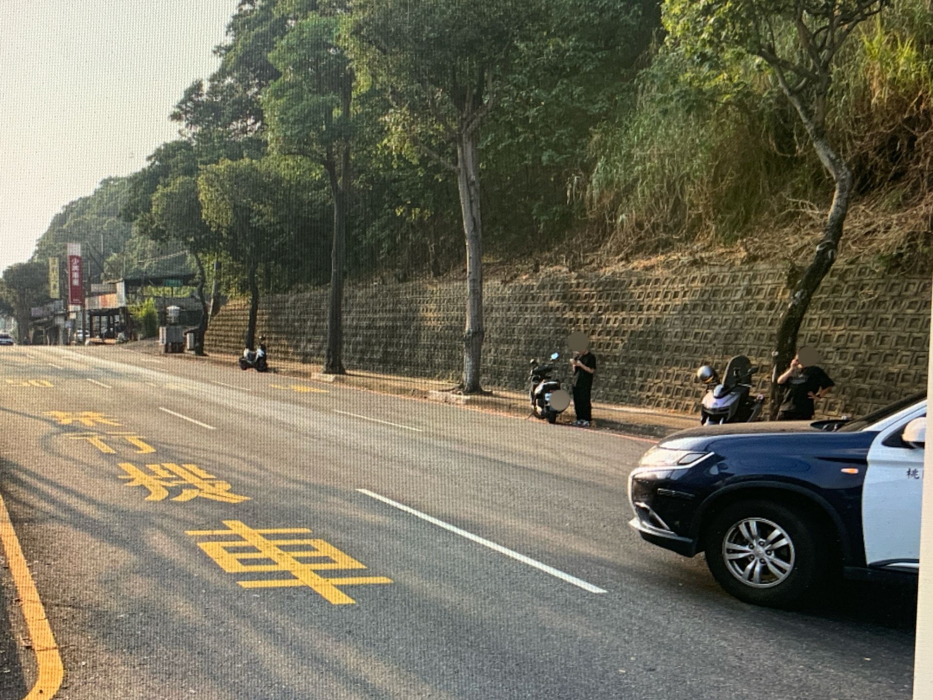 29歲李姓男子駕駛大貨車行經長壽路時，因貨車上所載貨物沿路漏油，導致後方3輛機車打滑集體「犁田」。