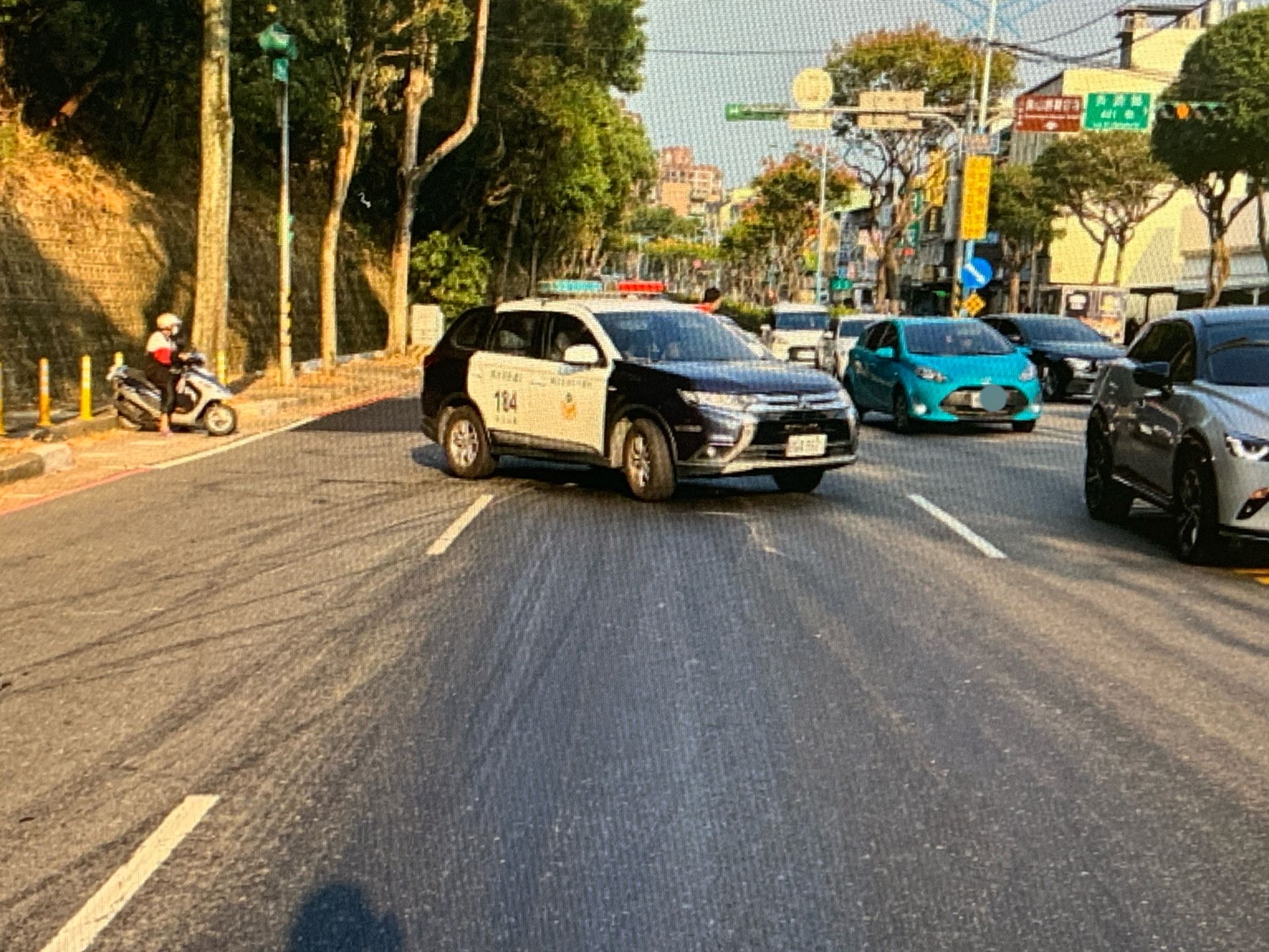 29歲李姓男子駕駛大貨車行經長壽路時，因貨車上所載貨物沿路漏油，導致後方3輛機車打滑集體「犁田」。