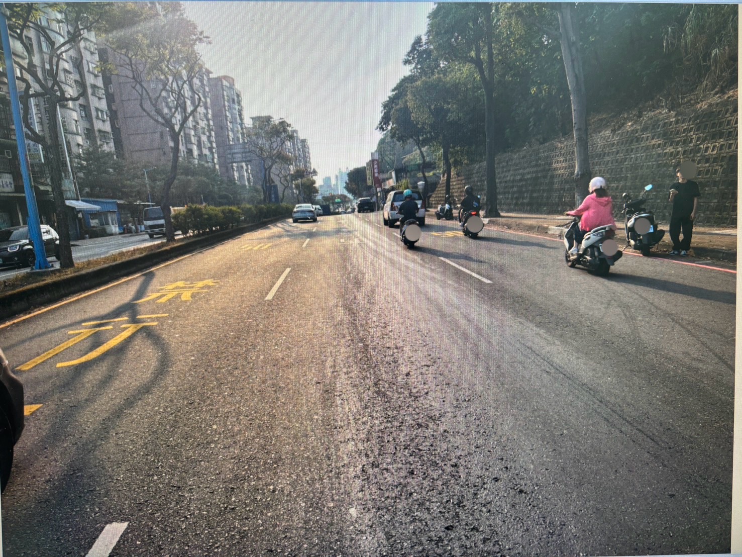 29歲李姓男子駕駛大貨車行經長壽路時，因貨車上所載貨物沿路漏油，導致後方3輛機車打滑集體「犁田」。