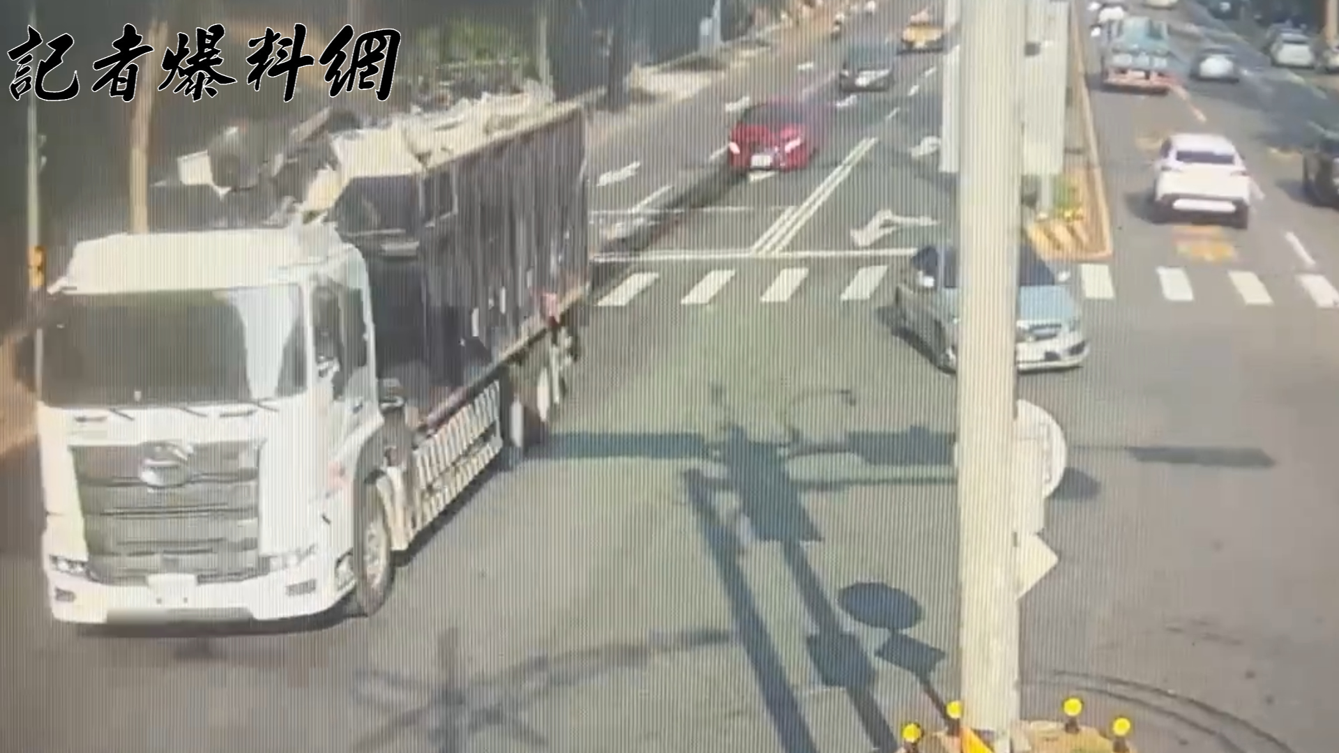 29歲李姓男子駕駛大貨車行經長壽路時，因貨車上所載貨物沿路漏油，導致後方3輛機車打滑集體「犁田」。