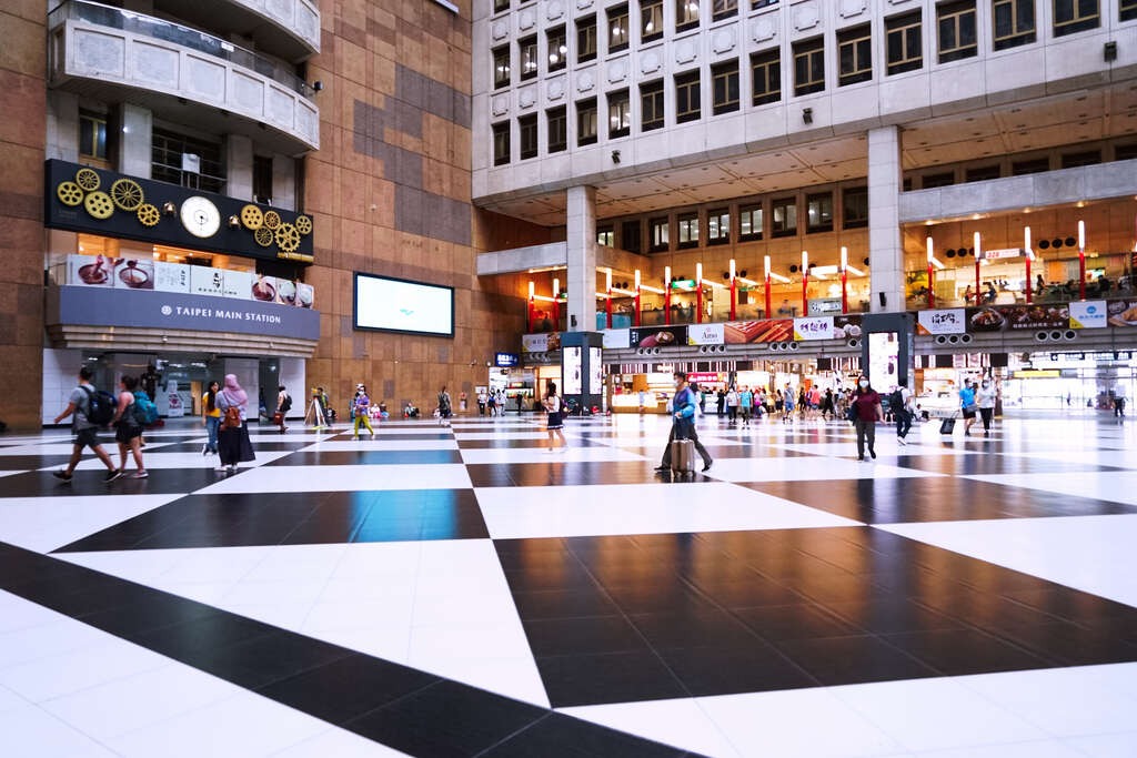 人潮熙來攘往的台北車站大廳驚傳性侵案件。（畫面翻攝自台北旅遊網）