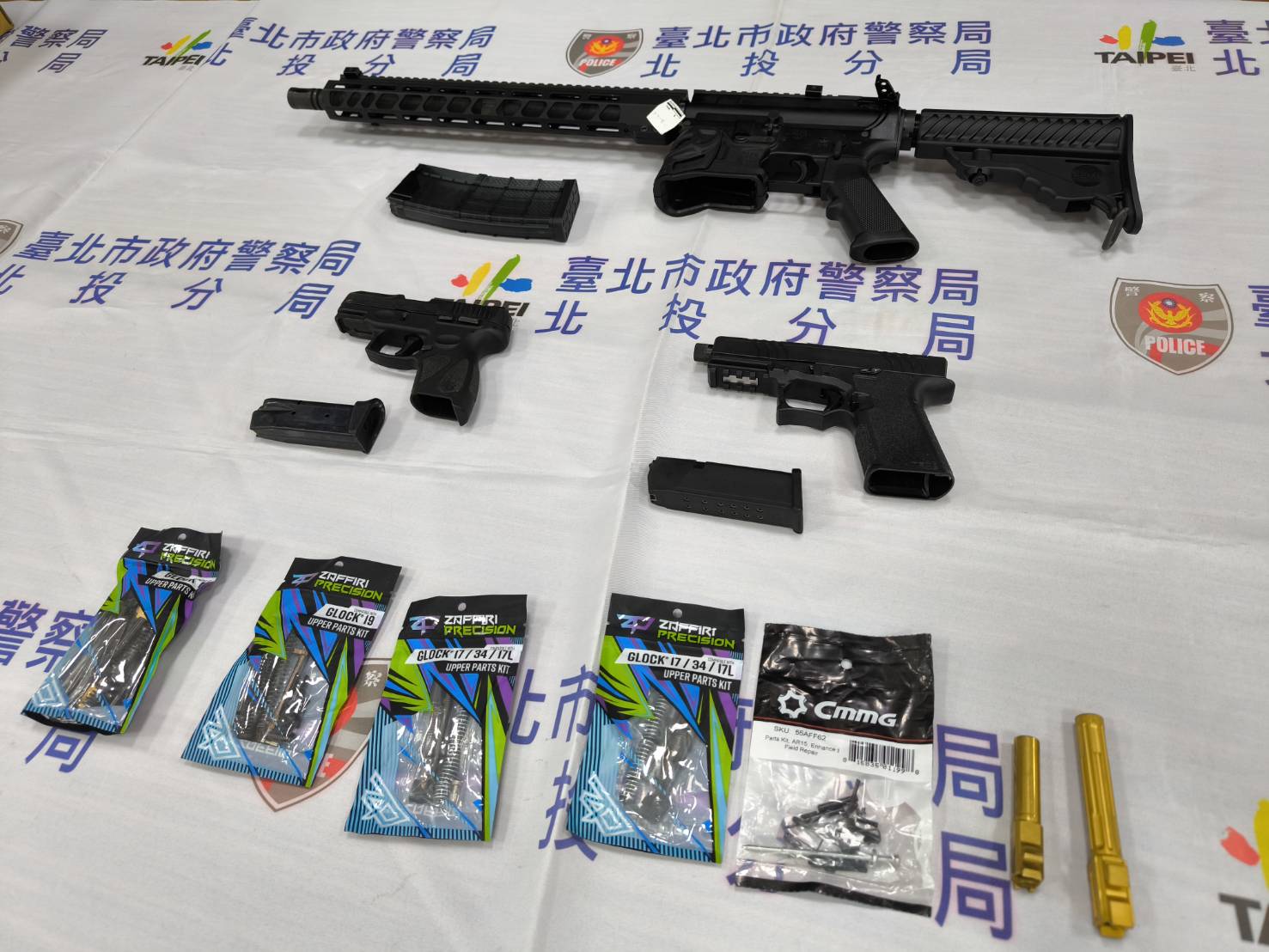 警方查扣制式步槍1把、制式及非制式手槍各1把。