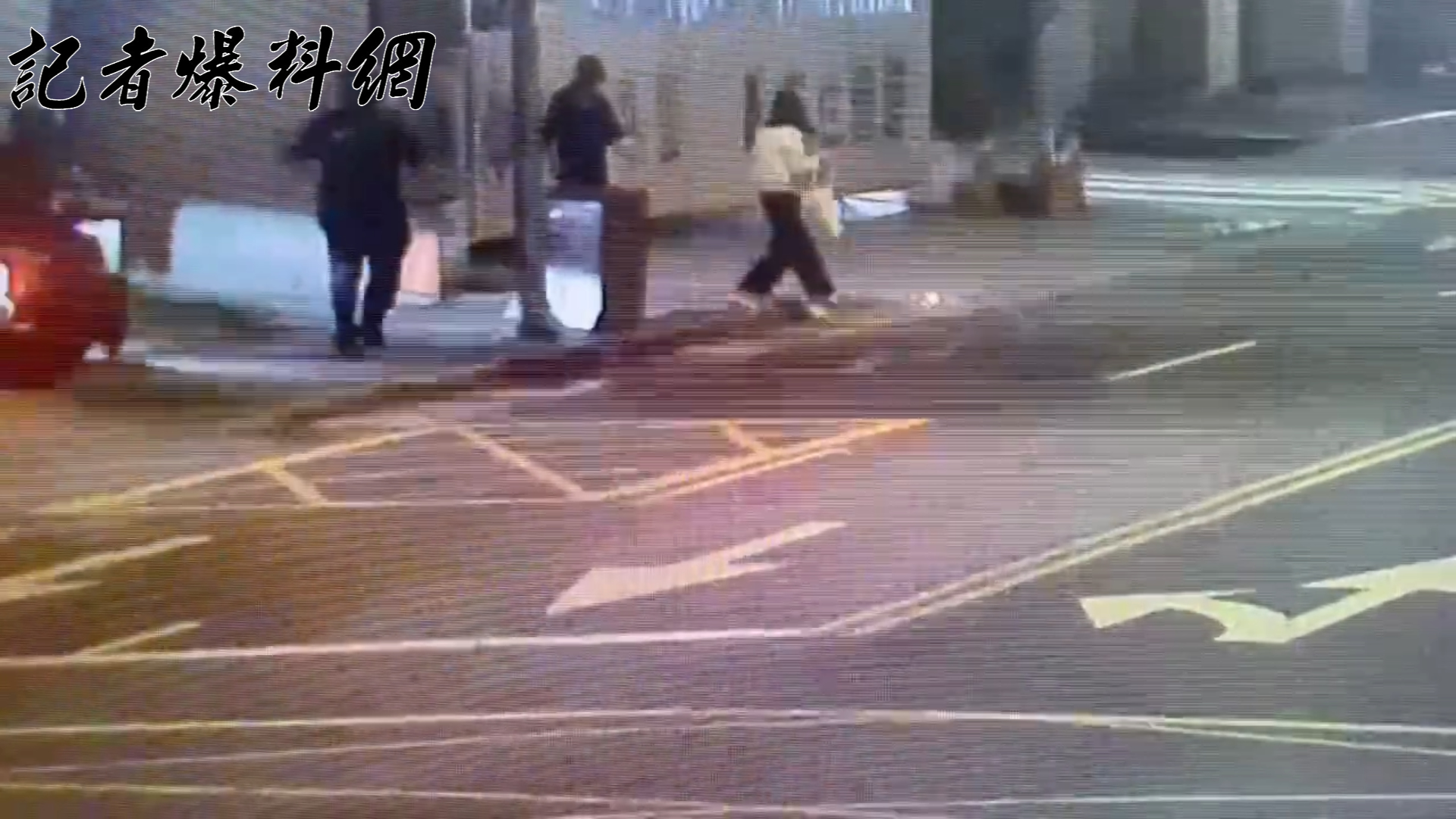 路人及騎士見義勇為上前制止並報警。