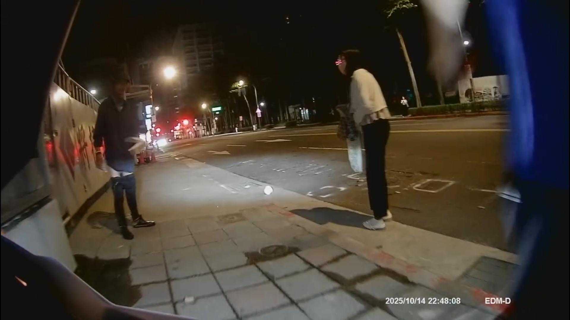 徐男當時長褲半脫，生殖器官外露，並緊拉女子手腕不斷逼近。