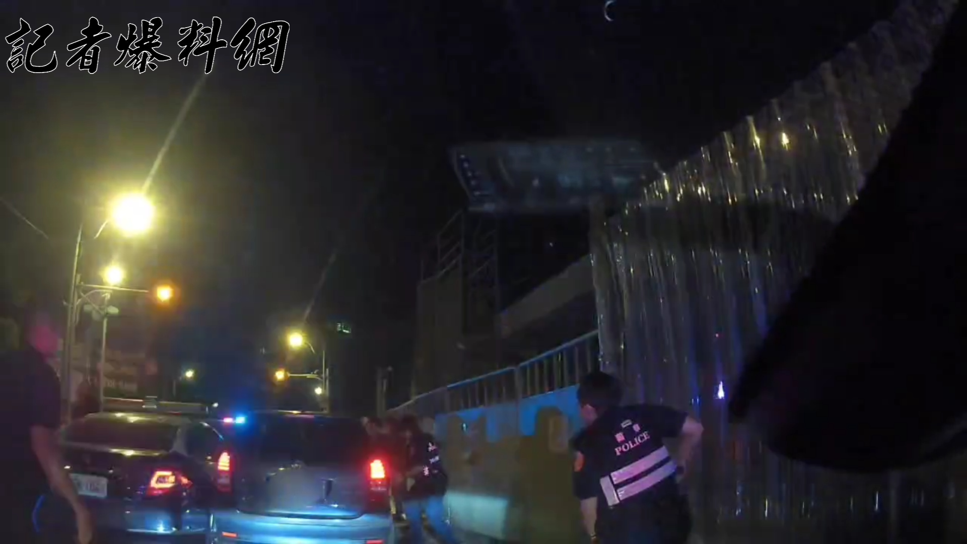 警方在八德區茄苳路成功將黃男車輛包夾強迫停車。