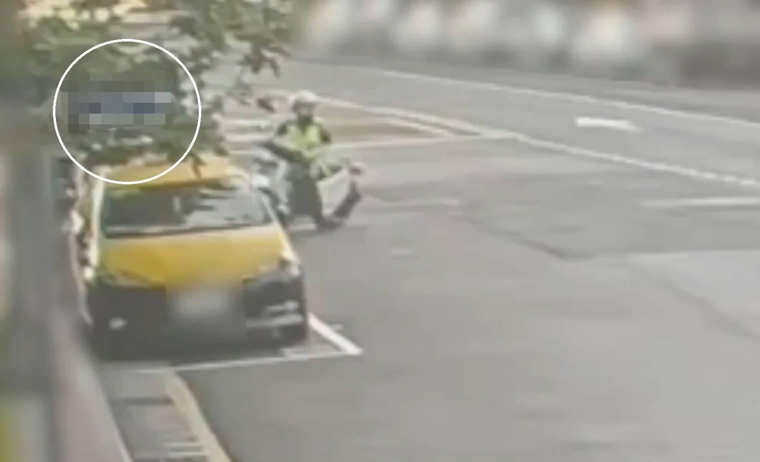 南港分局員警日前在執行勤務時，發現1名駕駛將小貨車臨停路邊，並在車上打瞌睡。