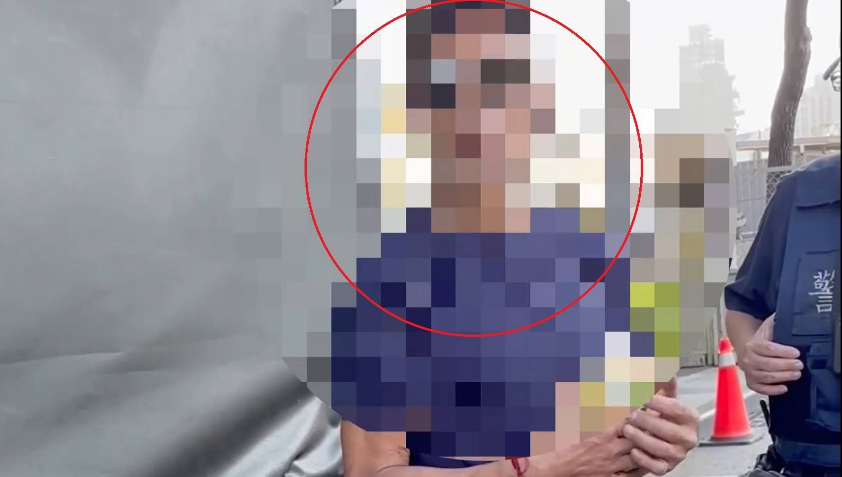 小貨車駕駛被員警喚醒時，神色異常緊張。