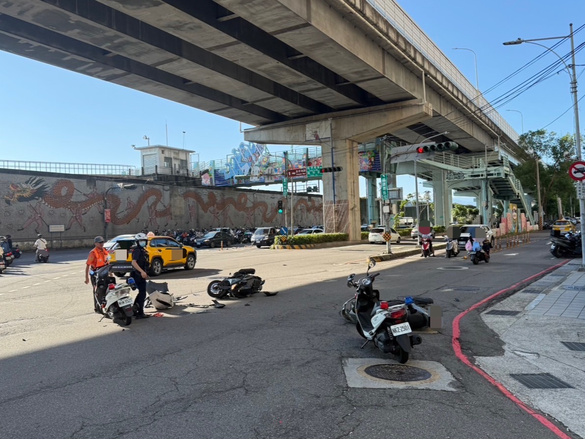 蔡女駕駛白色小客車，沿環河南路往忠孝橋方向直行時闖紅燈，硬生生撞上依號誌指示左轉的陳姓和黃姓2名騎士。