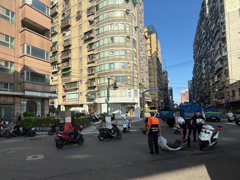 蔡女肇事後非但沒有立刻停下，還繼續向前行駛約50公尺後才停下，車輛連前保險桿都撞掉。