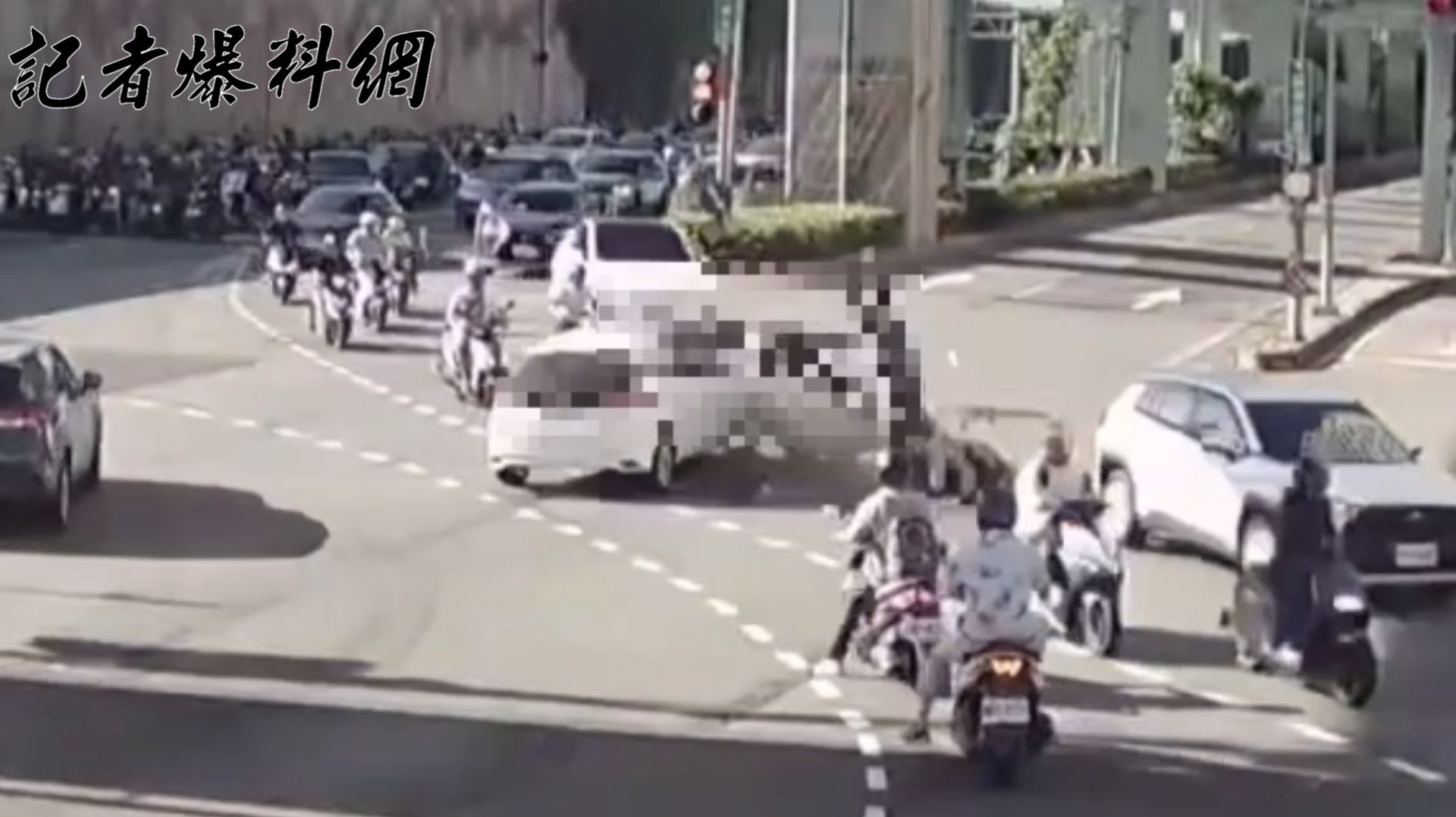 新北市三重區環河南路前（15）日上午上班尖峰時段發生1起離譜車禍。