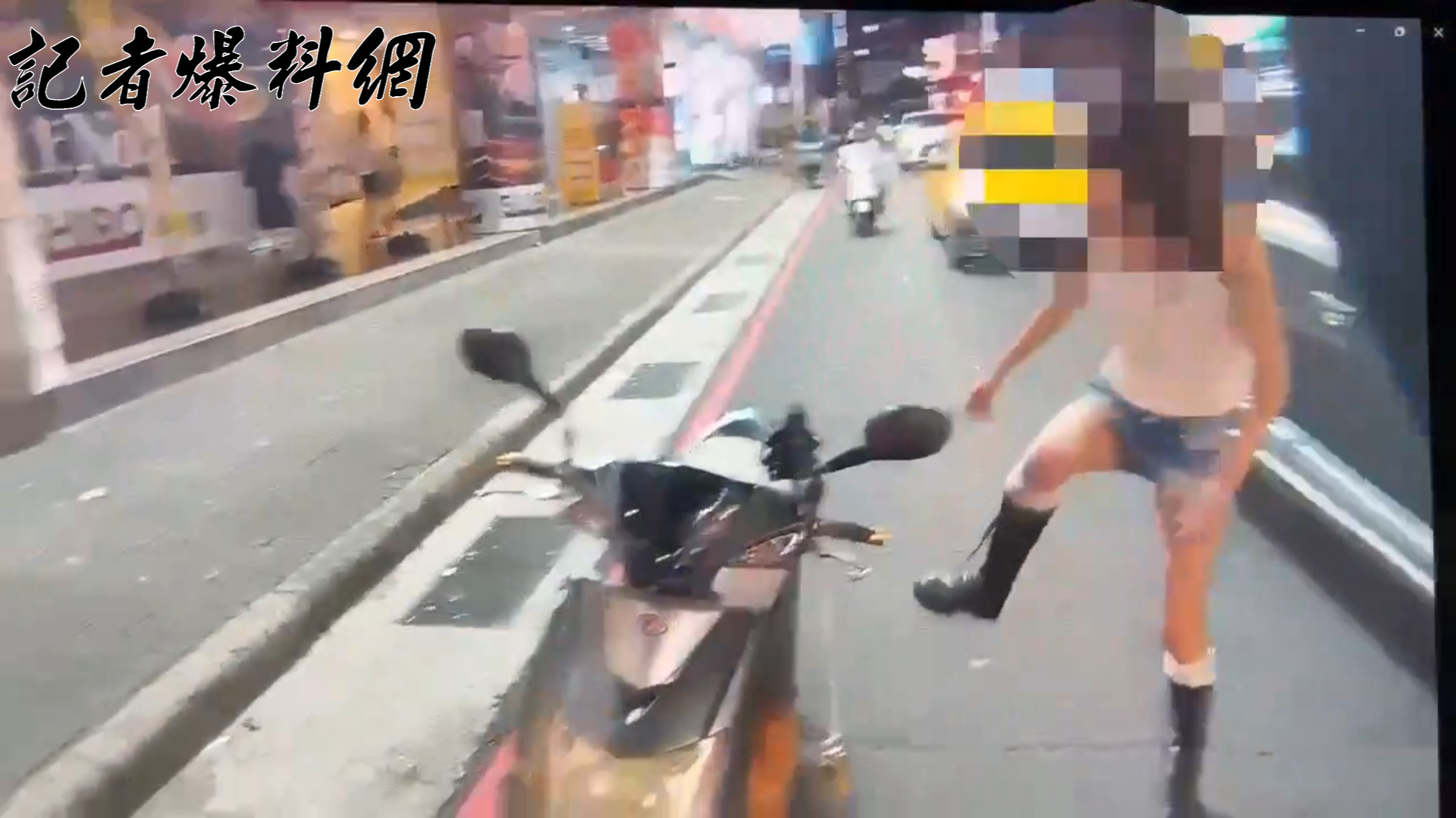 林女面對盤查情緒異常激動,當員警面踹倒自己本來騎乘的機車。