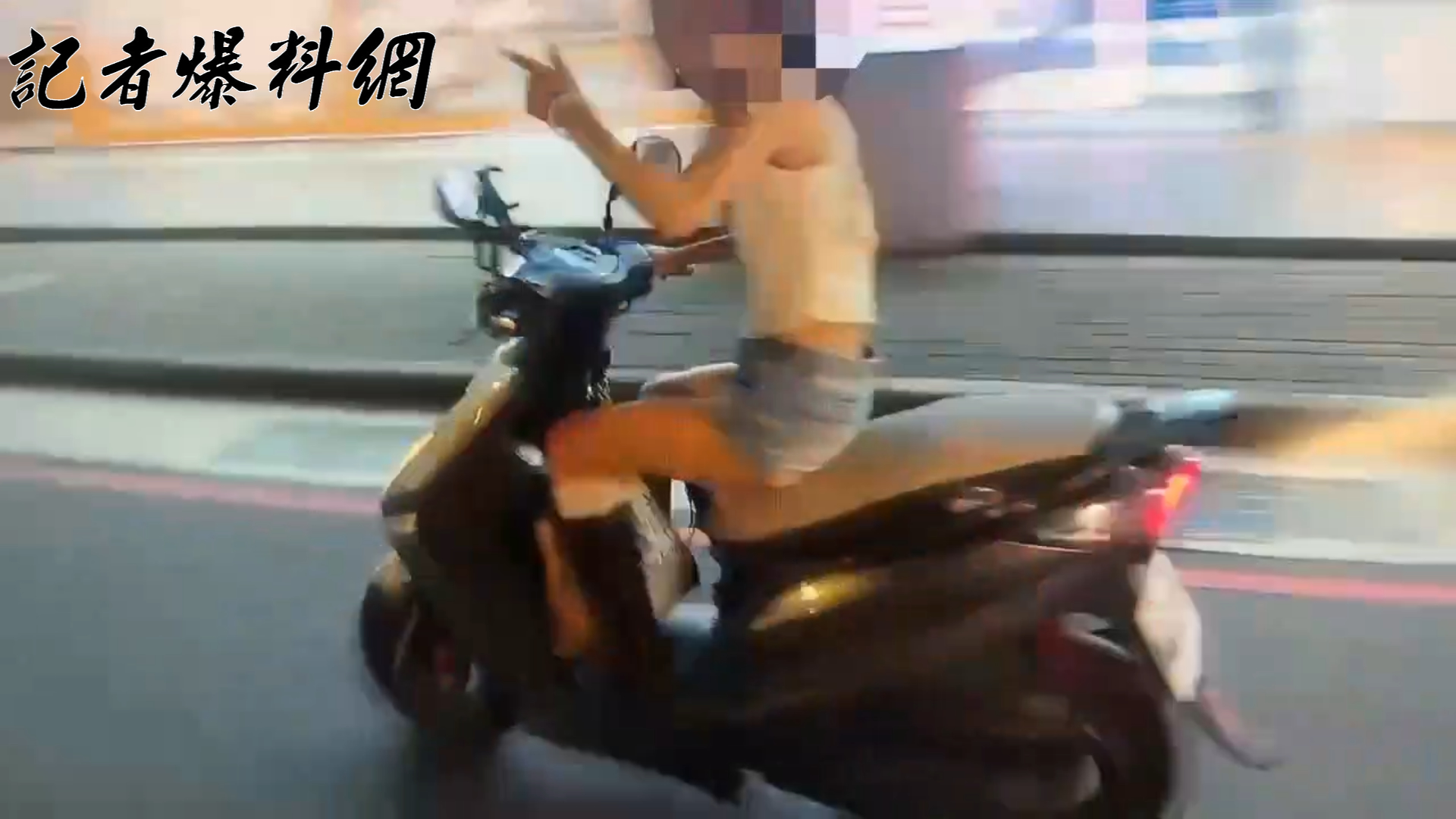 37歲林姓女騎士因未戴安全帽、逆向行駛、闖紅燈等多項明顯交通違規,在中山路一段、重慶路口被警方攔停盤查。