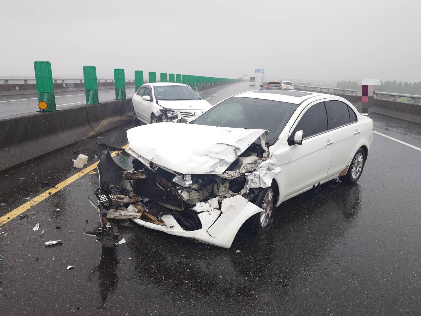 劉姓女子撞擊外側護欄後，車輛滑行至內側車道，後方李姓男子駕駛的自小客車閃避不及迎面撞上。