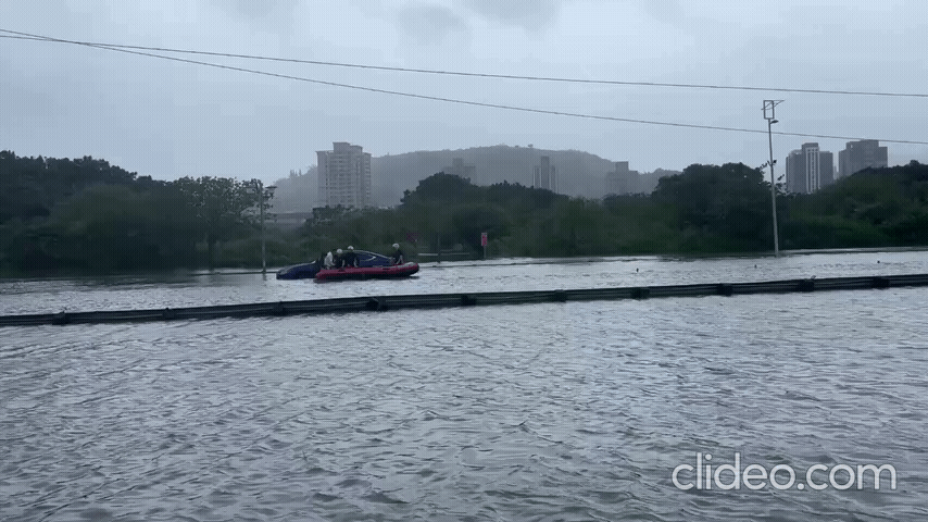 新北市五股區疏洪道內道路嚴重積水，導致1輛自小客車拋錨，造成車內共2人1犬受困。