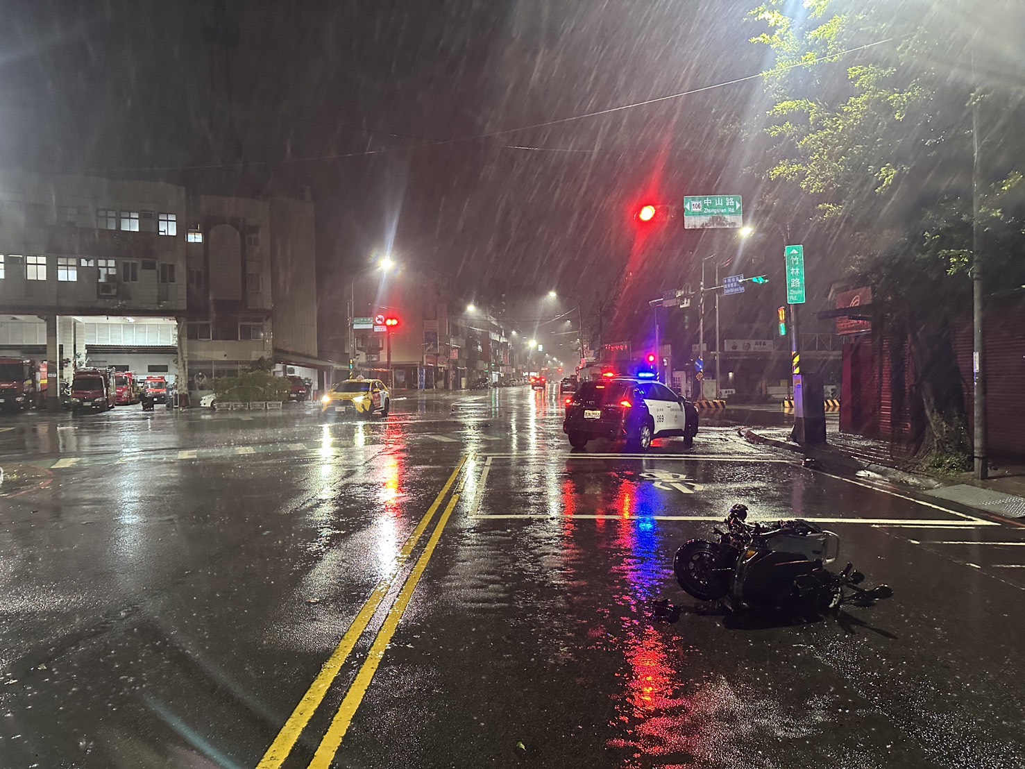 52歲包姓機車騎士行經中山路、竹林路口時，在沒有兩段式左轉標誌的路口，卻做出了詭異的「兩段式左轉」行徑，隨後更闖紅燈與綠燈直行的計程車發生碰撞。