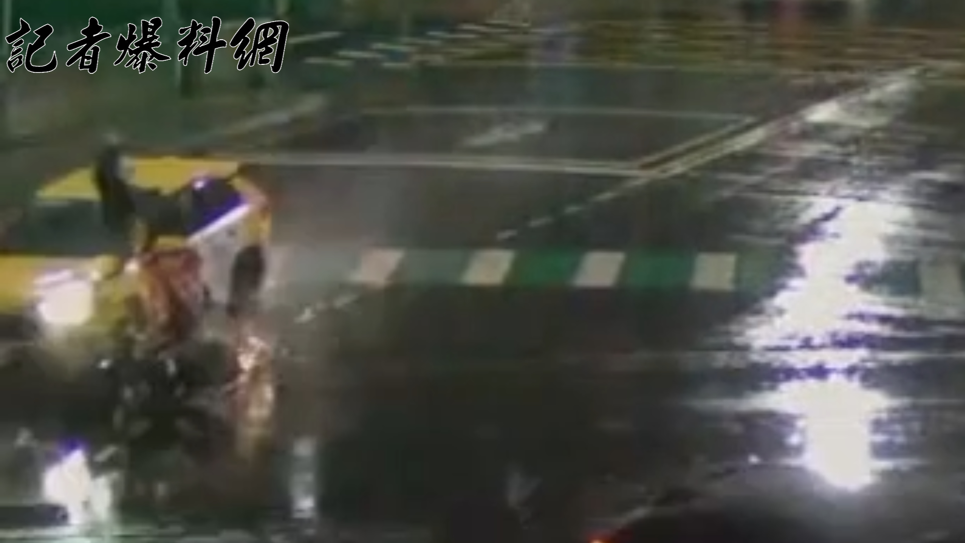 52歲包姓機車騎士行經中山路、竹林路口時,在沒有兩段式左轉標誌的路口,卻做出了詭異的「兩段式左轉」行徑,隨後更闖紅燈與綠燈直行的計程車發生碰撞。