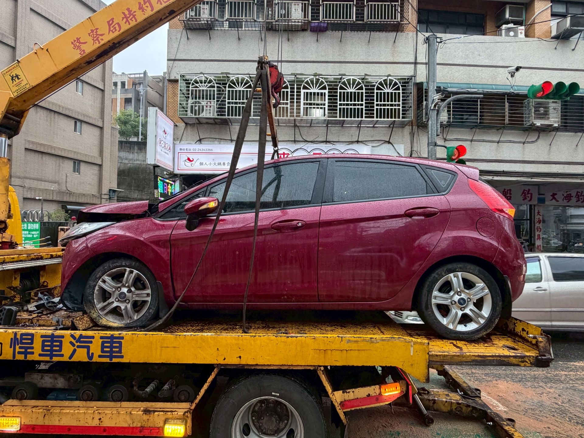 基隆市安樂區基金一路，今（27）日清晨5時許傳出自撞事故。