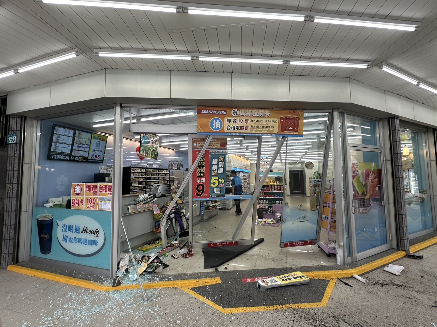 超商的大門玻璃及內部貨品嚴重受損。