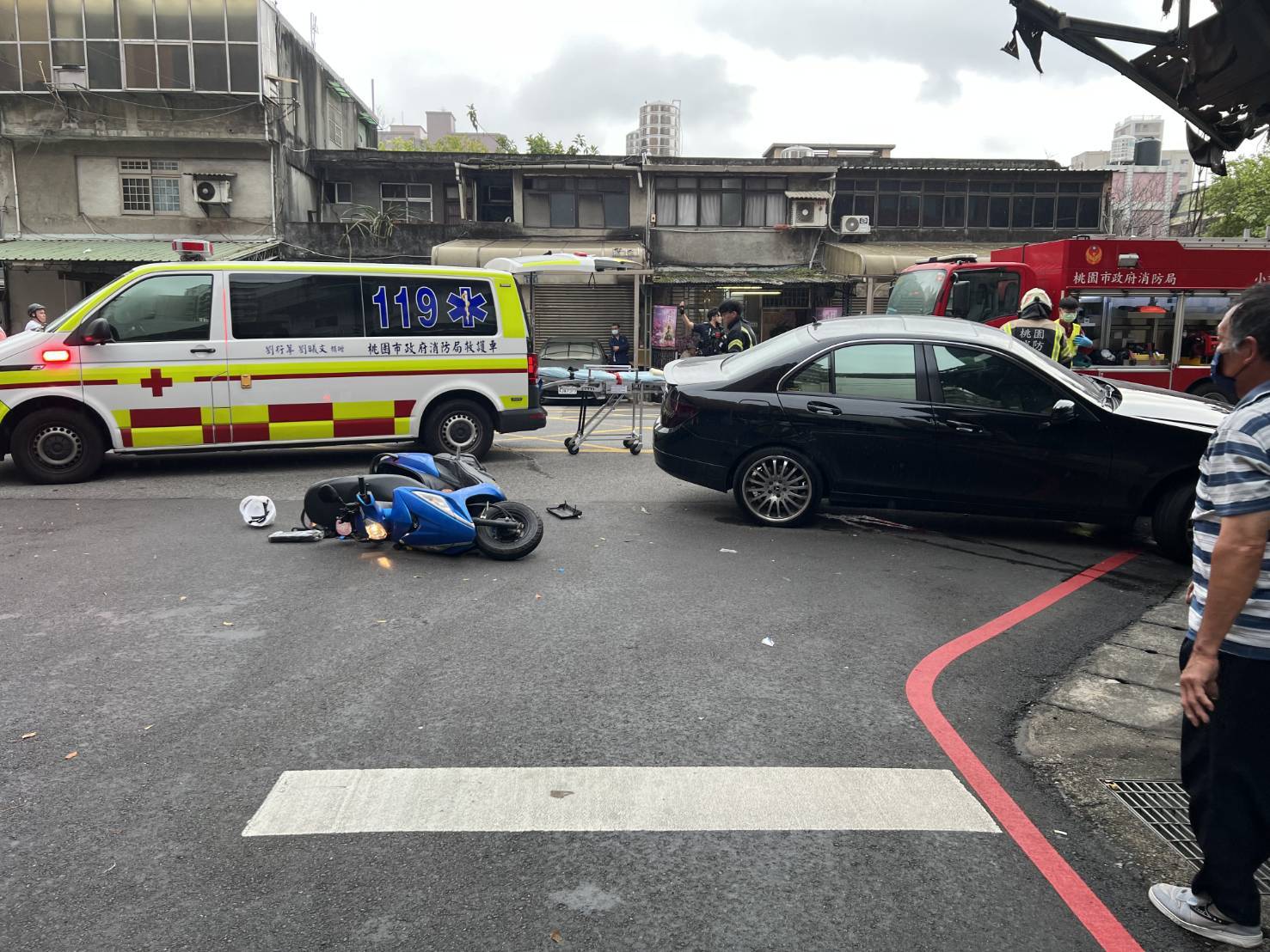 23歲的戴姓男騎士，騎乘機車行經路口時，與1輛左轉的賓士自小客車發生碰撞，騎士當場連人帶車捲入車底，受困長達約20分鐘，脫困獲救時已全身發黑。