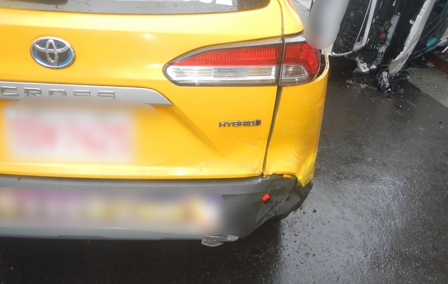 還有2名已在停等紅燈的「小黃」司機遭受無妄之災。