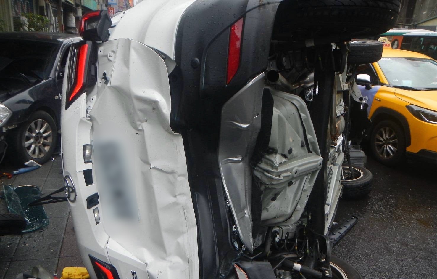 肇事車輛持續推撞，造成首當其衝的休旅車被撞到270度側翻。