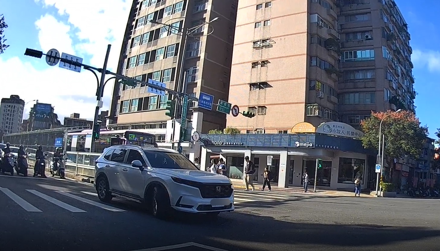 朱男行經羅斯福路口時，因煞車不及違規停在斑馬線上，恰巧被正在執行交通整理的員警發現