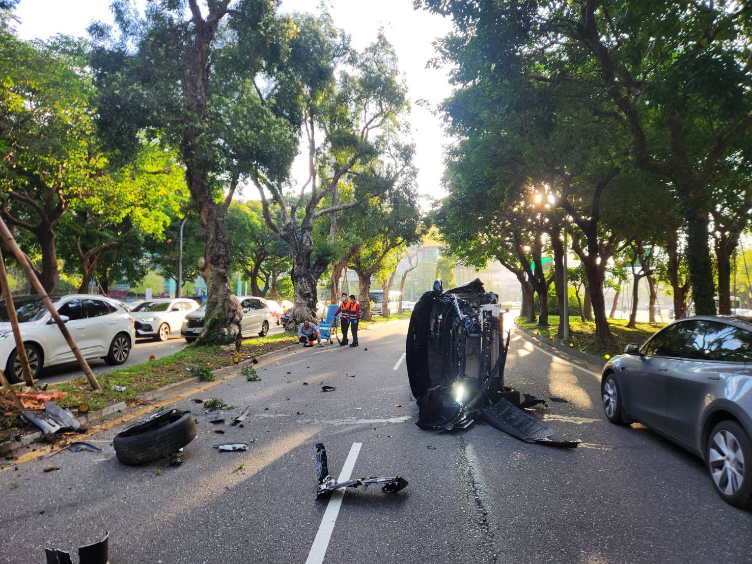 台北市大安區辛亥路、復興南路口，今（17）日清晨6時許發生1起自撞翻車事故。