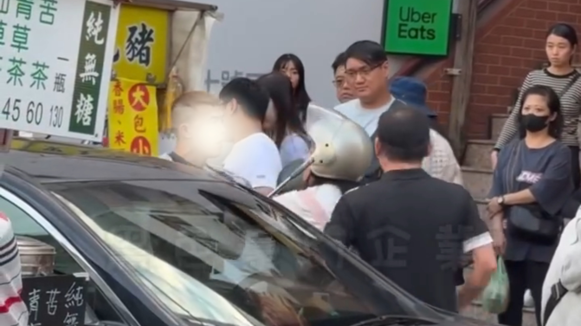 韓男一氣之下，竟從後車廂拿出1隻鐵棍並作勢攻擊謝男。