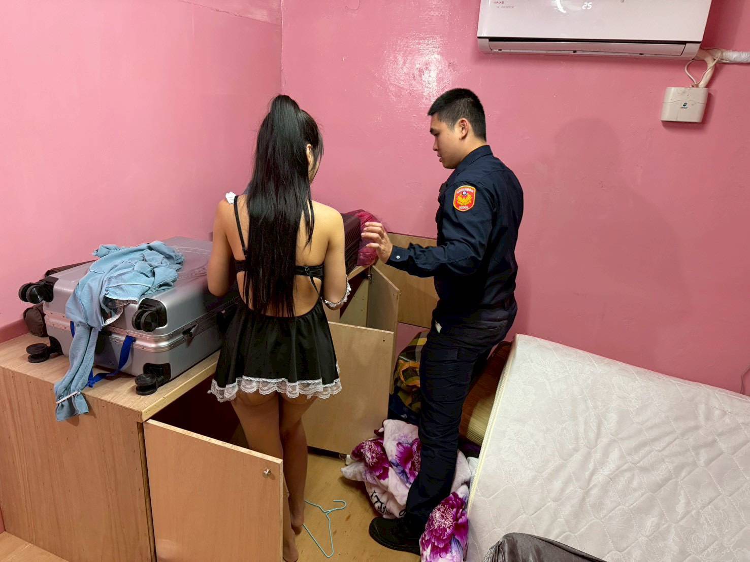 桃園市民族路1間養生館為規避警方查緝，不僅在室內加裝多道鐵門和監視器，甚至在員工休息室內打造「逃生密室」藏匿應召女子。