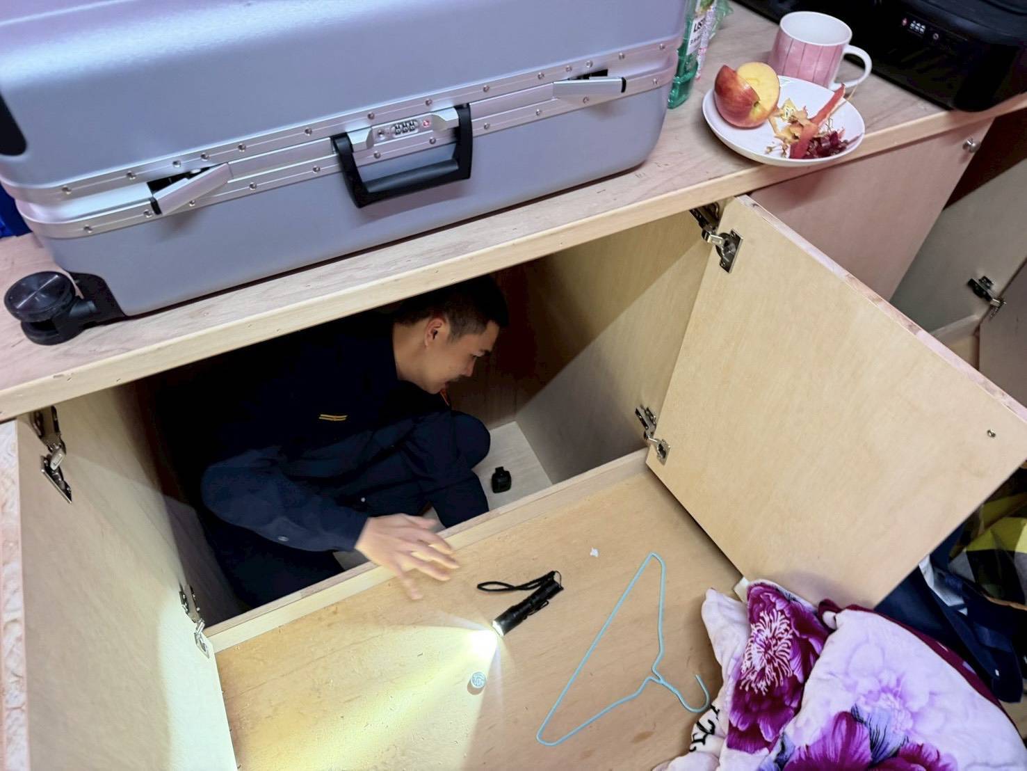 警方在員工休息室內，發現1個木櫃下方設有密室。