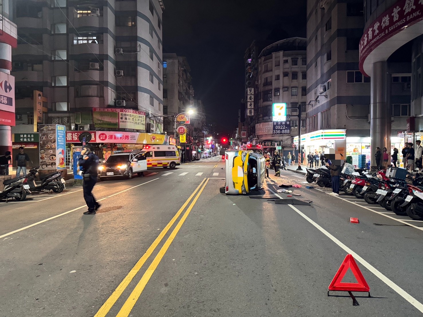 70歲劉姓計程車司機遭撞後，車身失控翻覆橫躺路中。