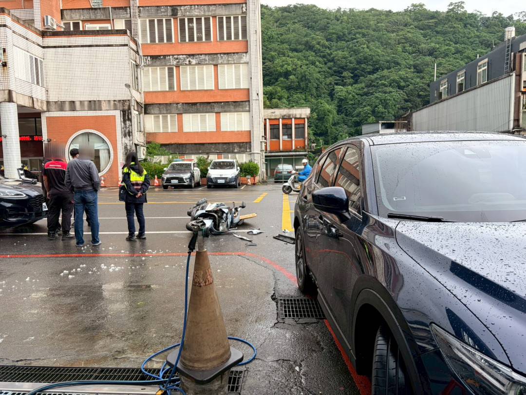 51歲陳姓男子駕駛自小客車，行經該路段左轉彎時，不慎與對向直行、胡男騎乘的普通重型機車發生擦撞。