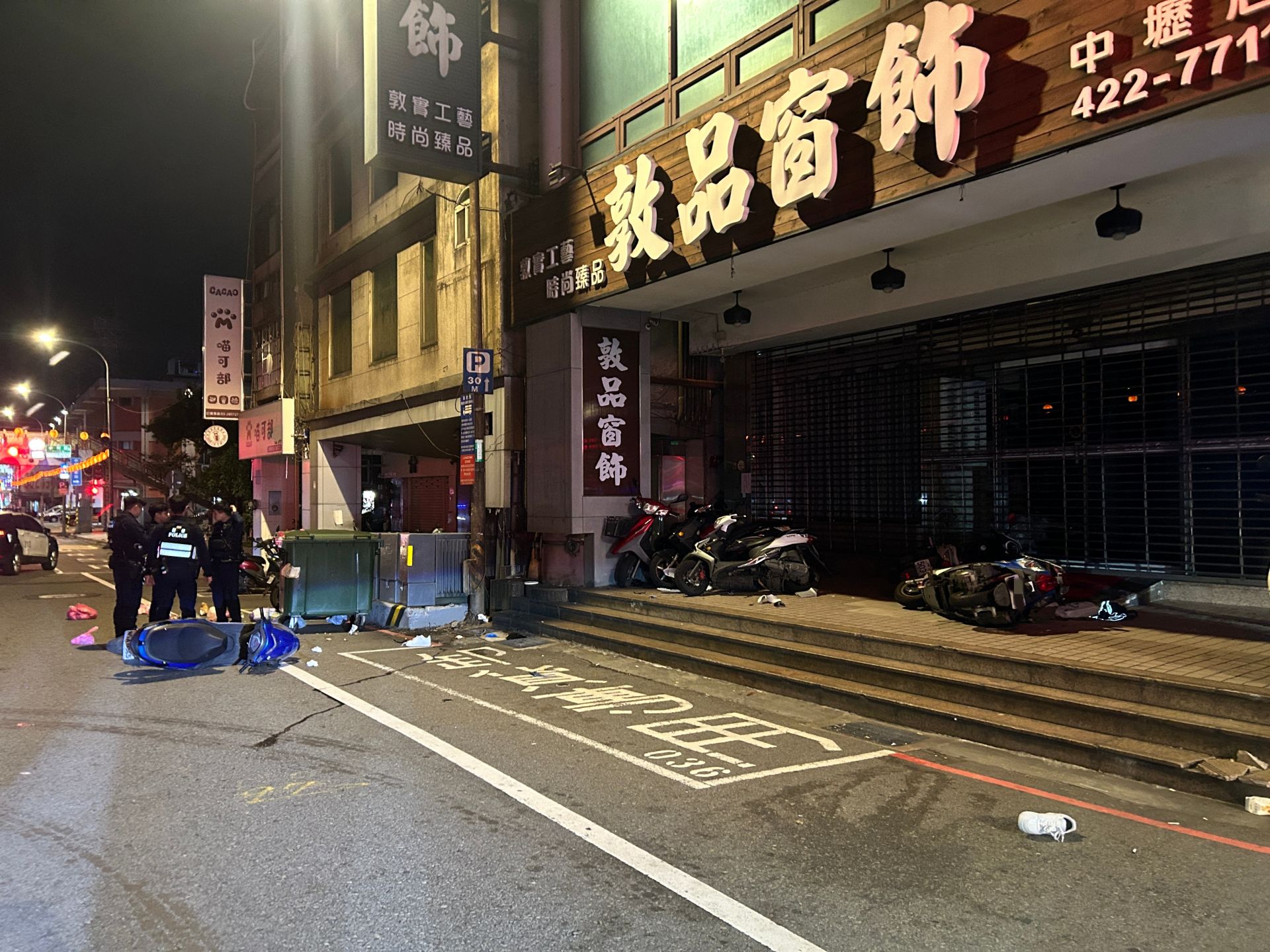 桃園市中壢區延平路、中和路口，昨（23）日深夜23時許發生1起機車自撞事故。