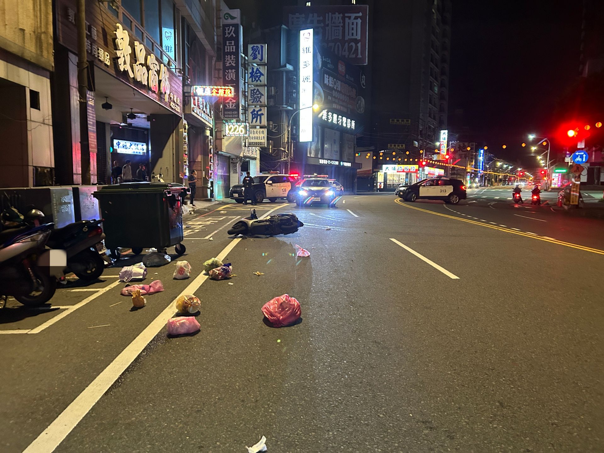 古男除撞翻一排路旁停放機車外，還波及垃圾子車，現場一片狼藉。