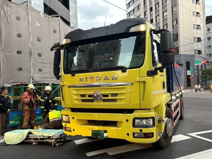 新北市中和區中山路二段、永和路口，昨（24）日下午16時許傳出1起驚悚的砂石車與腳踏車擦撞事故。