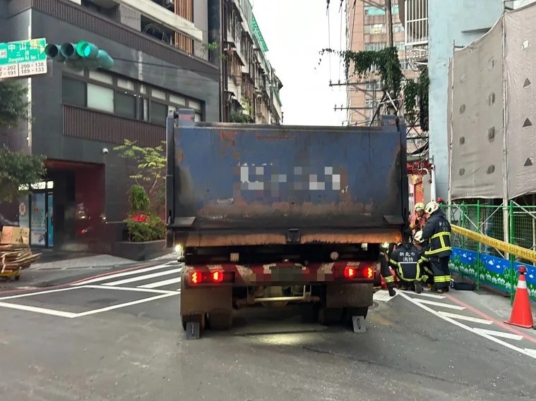 63歲張姓婦人騎乘腳踏車行經中山路二段、永和路口時，遭到58歲余姓男子駕駛右轉的砂石車擦撞，張婦當場被捲入車底。