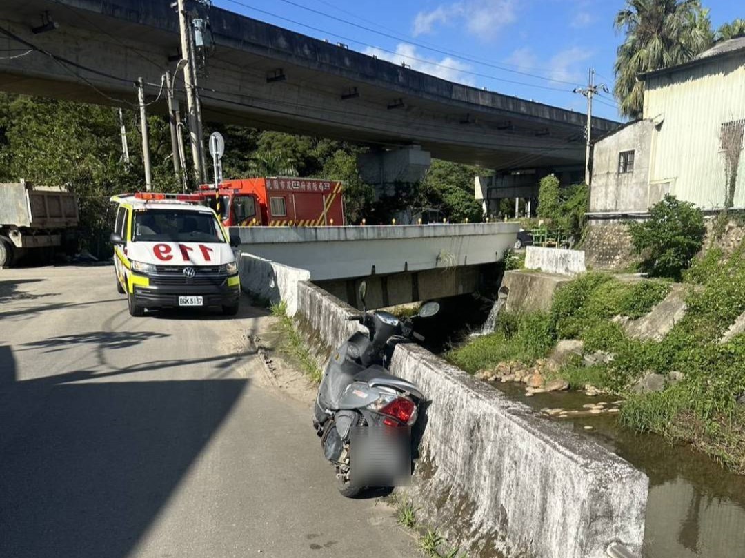 桃園市蘆竹區赤塗一路一帶，前（23）日上午9時許傳出機車自摔意外。