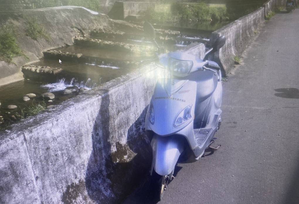 女子騎乘的機車。