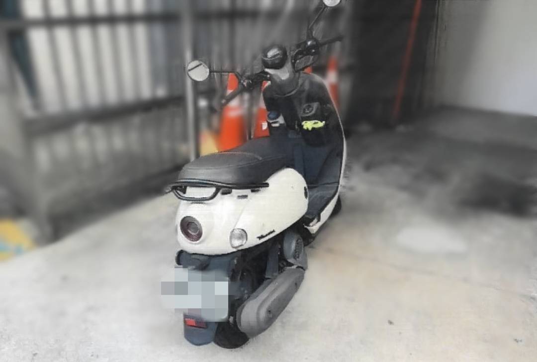 簡女騎乘機車外出購物時貪圖一時方便，將鑰匙放在機車置物箱。