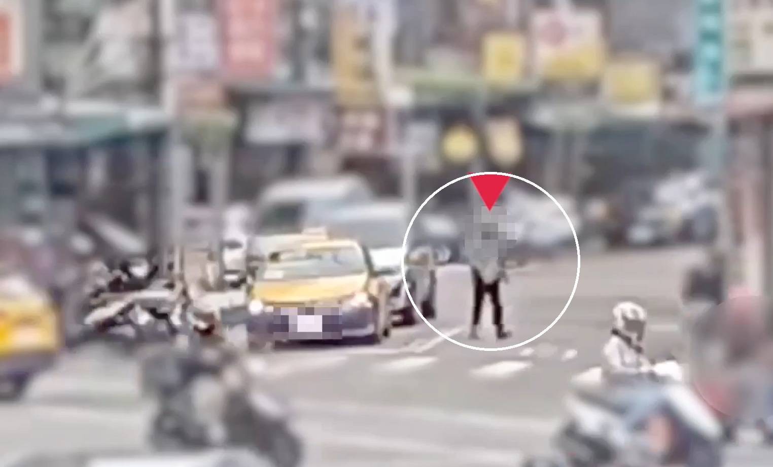 陳姓竊嫌將竊來機車停放在內湖區新民路後，步行至一旁改騎乘另1輛機車離去。