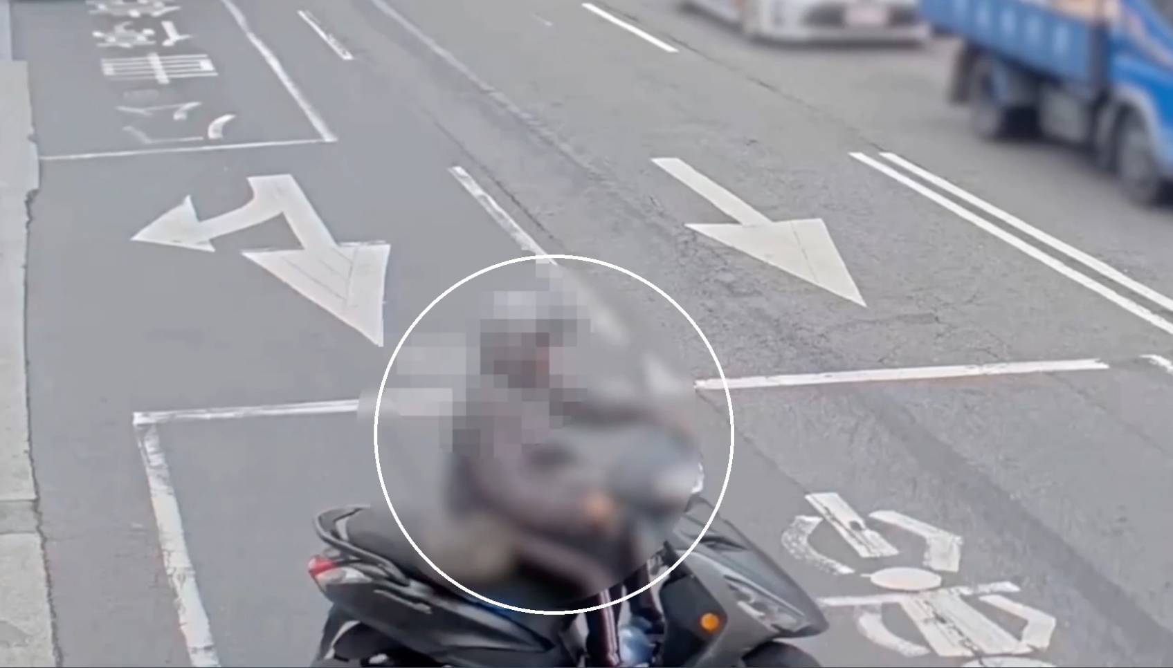 陳姓竊嫌將竊來機車停放在內湖區新民路後，步行至一旁改騎乘另1輛機車離去。