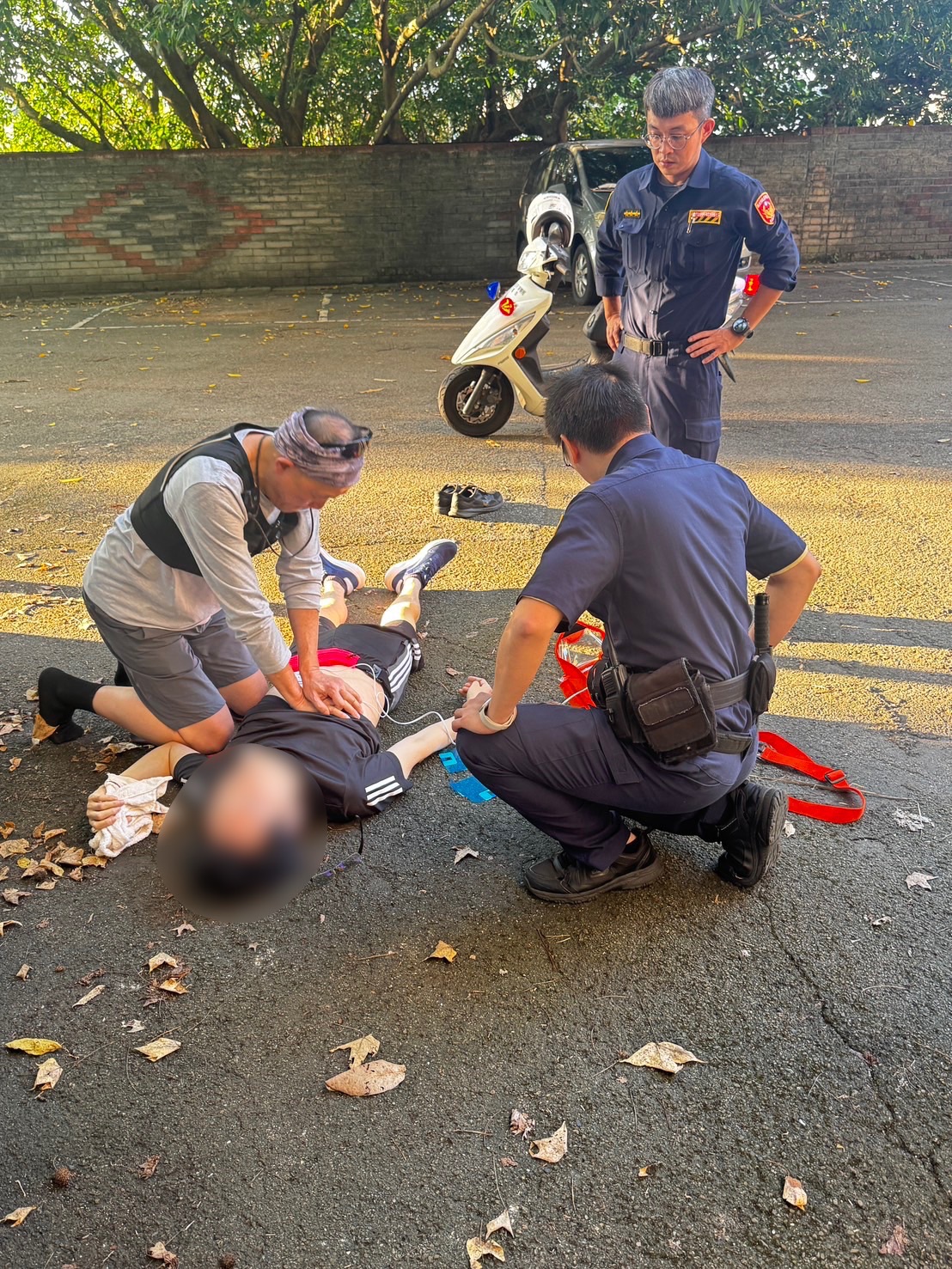 搶救過程中,路過的熱心民眾也加入救援行列,警民共同爭分奪秒地進行胸外按壓與急救。