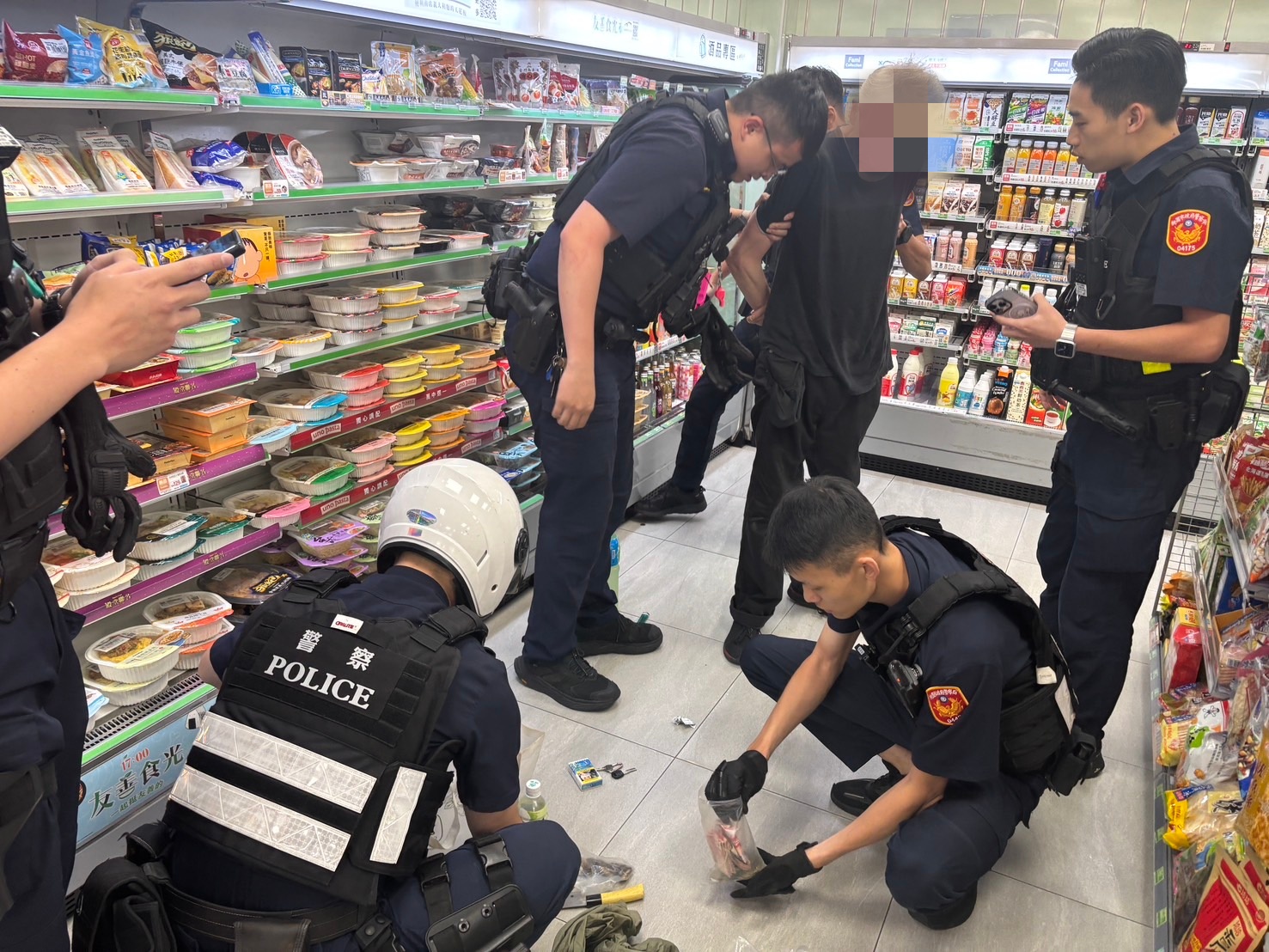 61歲德國籍男子，因經濟困頓、缺錢繳房租，竟鋌而走險持水果刀連續闖入中原商圈的超商及賣場行搶。