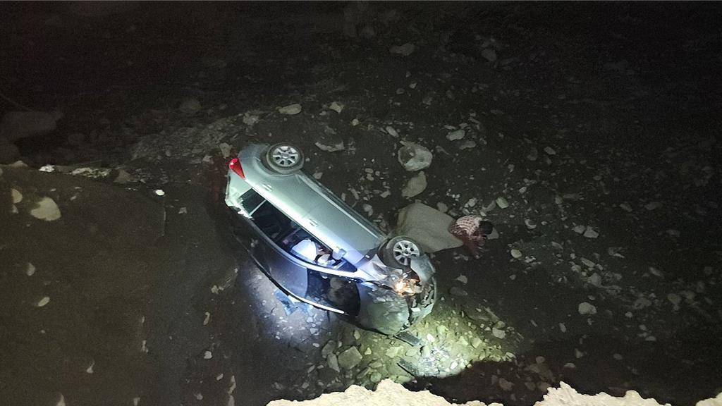 警消獲報趕抵時，妻子已自行脫困，坐在溪床旁的大石上等候救援；丈夫則仍受困於變形車體內。