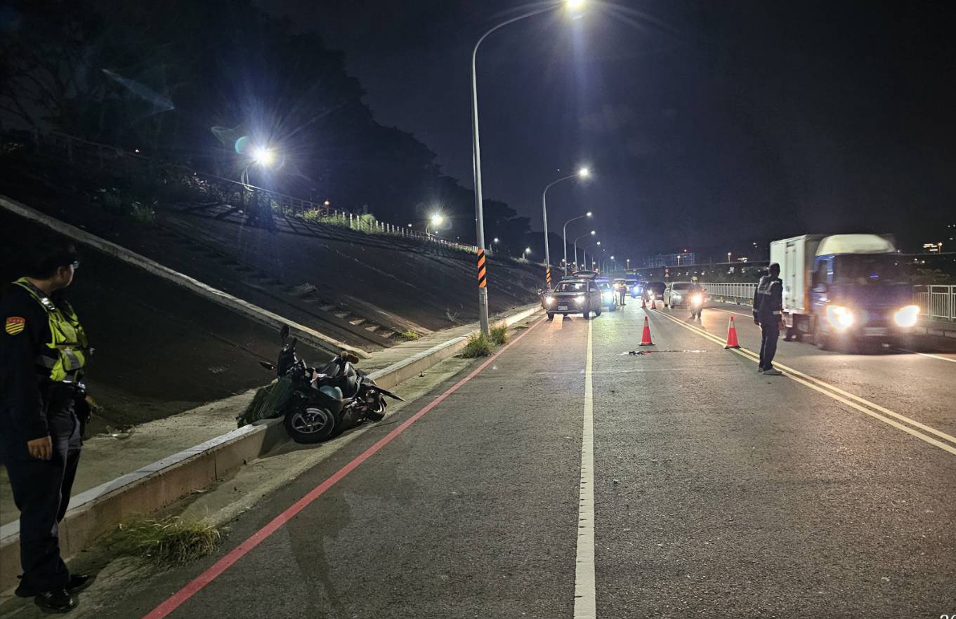 51歲賴姓男子疑似違規穿越大漢溪堤外便道，遭反應不及的35歲莊姓機車騎士撞上。