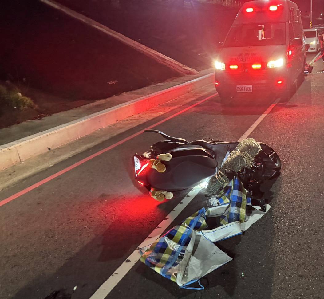 51歲賴姓男子疑似違規穿越大漢溪堤外便道，遭反應不及的35歲莊姓機車騎士撞上。