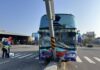 台南交通車撞機車後「再衝分隔島」!車頭全毀撞斷號誌桿 10多員工嚇壞2人送醫
