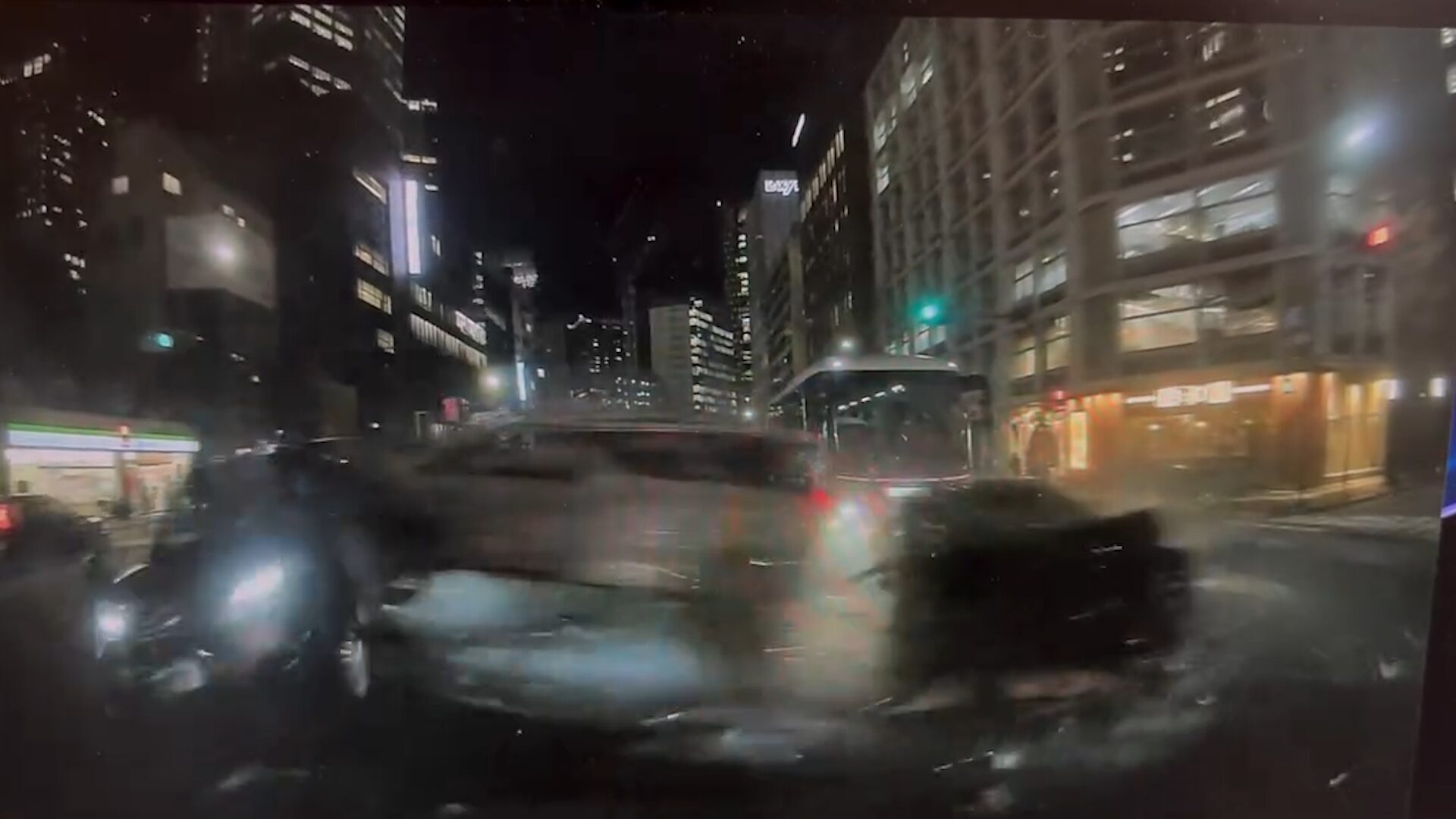 ▲日本首相官邸旁奪命連環撞！內閣府公務車疑高速闖紅燈 6車遭掃釀1死8傷（圖／翻攝自X）